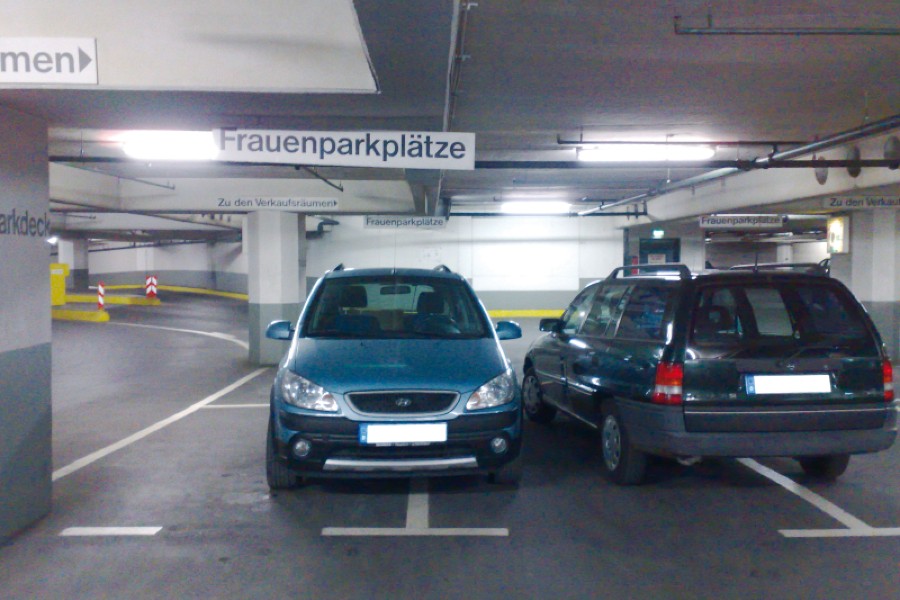 Frauenparkplatz bewerkt ivm nummerborden.900x600