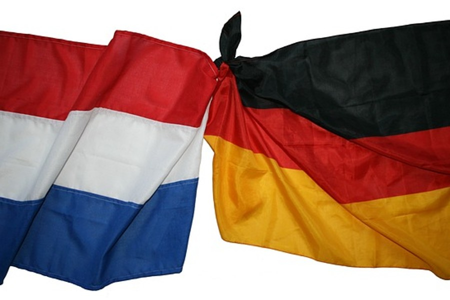 flags-143171_640.900x600