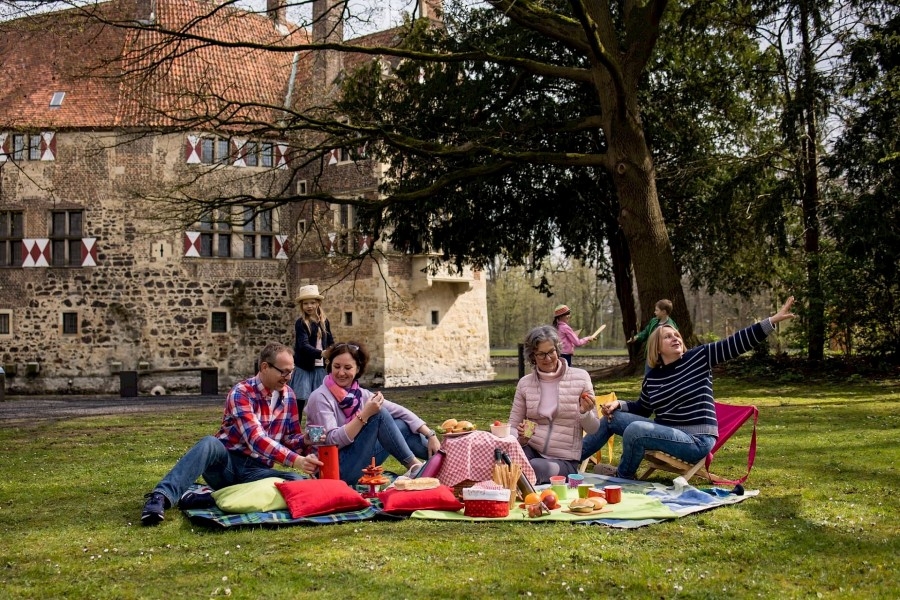 luedinghausen_burgvischering_picknick.900x600