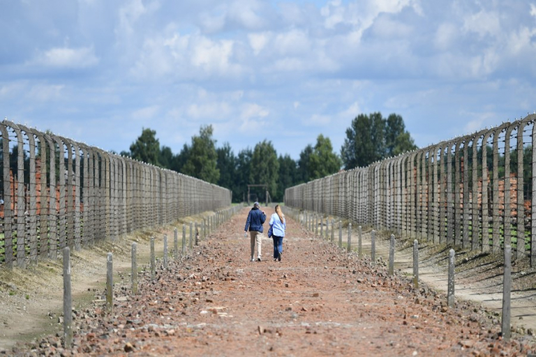 AUSCHWITZ.900X600